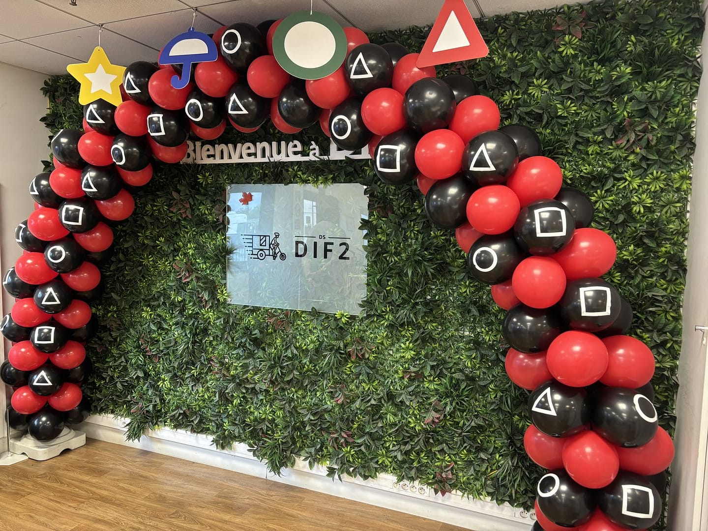 Décors immersifs Squid Game avec arche de ballons pour le team building Amazon DIF2, par 9P Production