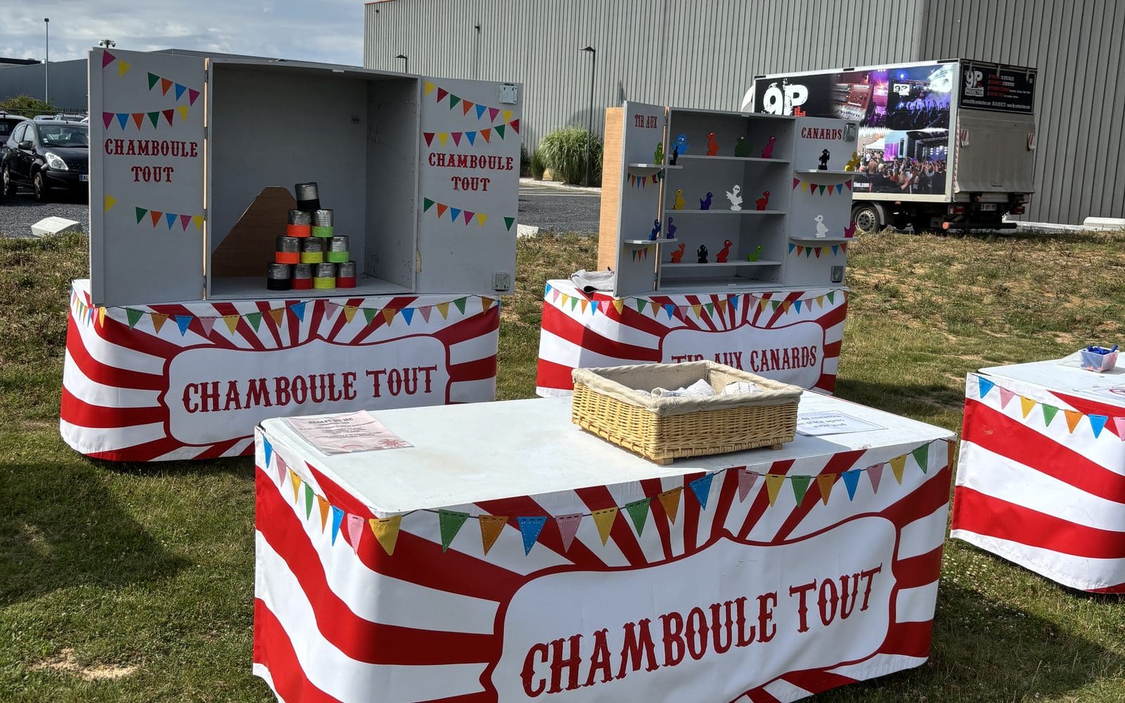 Stands de chamboule-tout et tir aux canards pour la fête foraine Hermès à Roye, par 9P Production