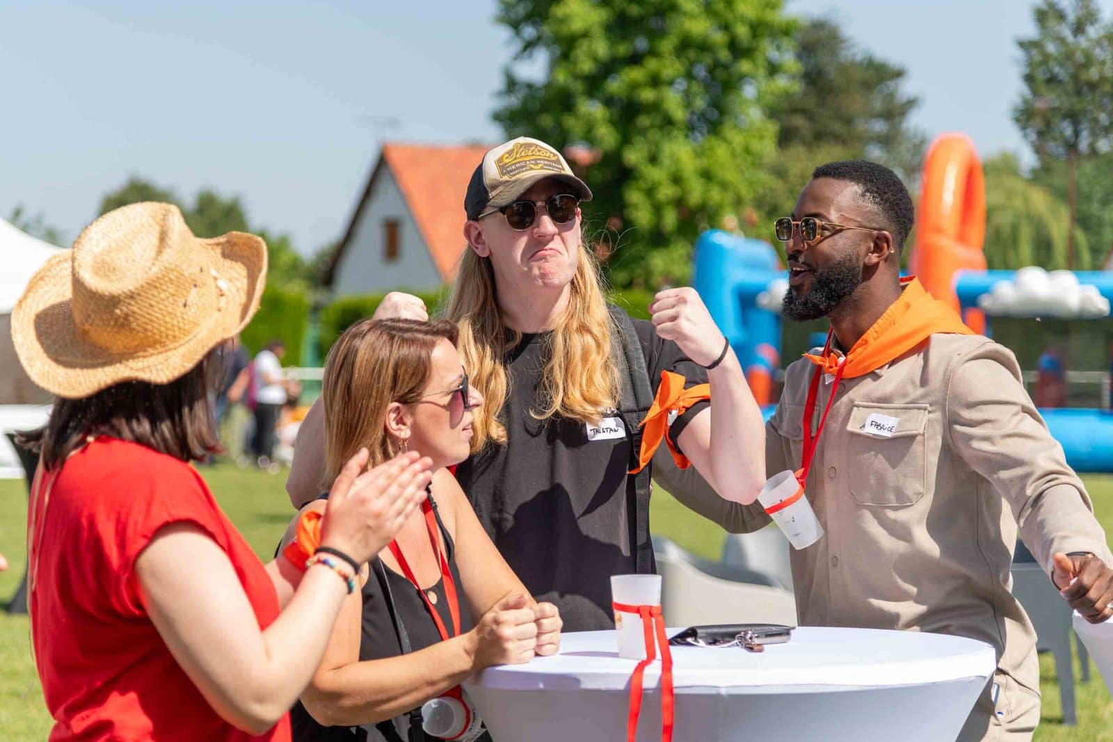 Olympiades 12 travaux d’Astérix en plein air avec foulards d’équipe, organisées par 9P Production