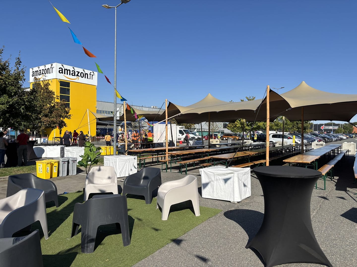 Parking transformé en guinguette pour les 25 ans d'Amazon France à Orléans, par 9P Production