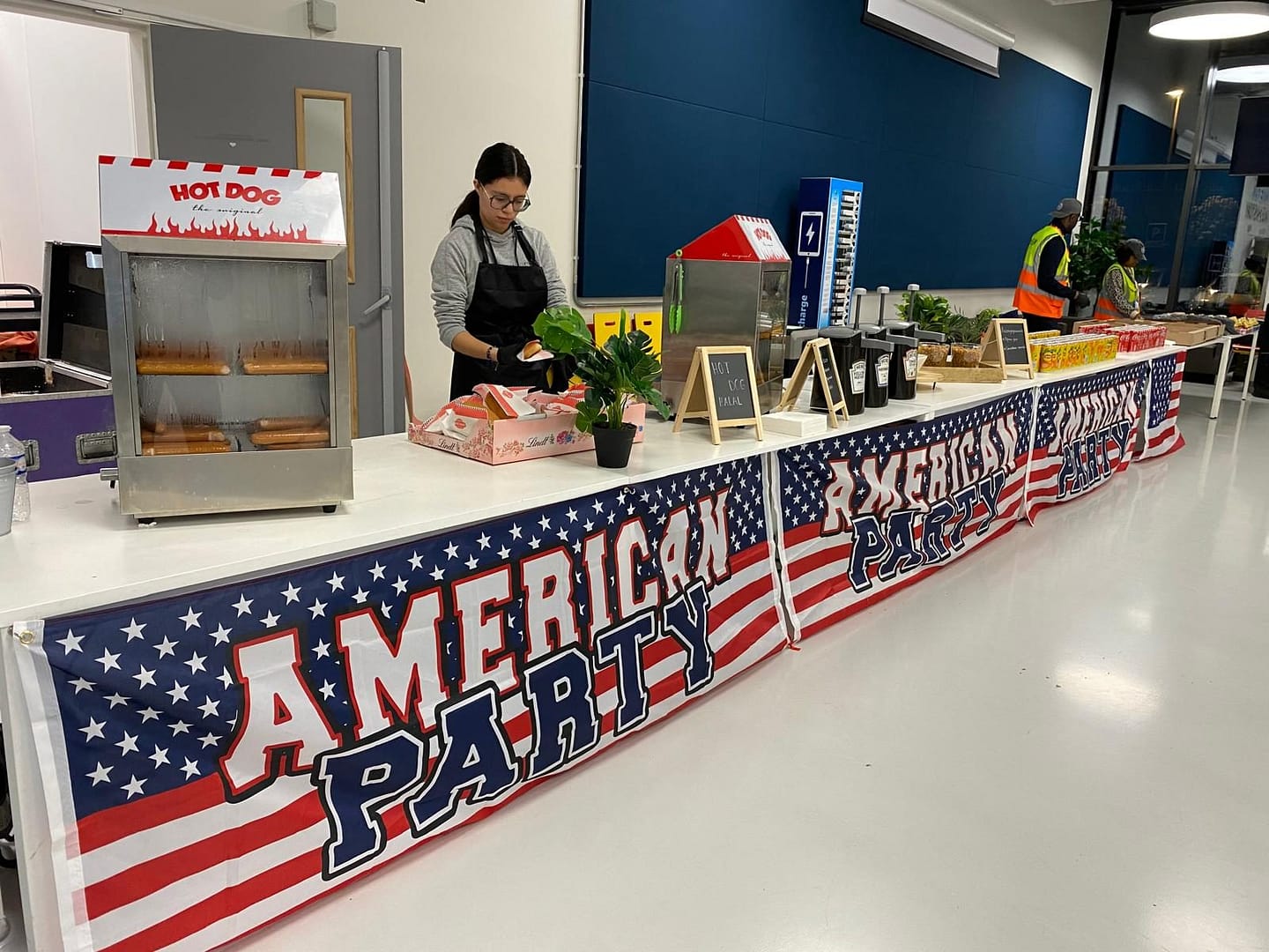Décors ballons, gâteau géant et stand hot-dog pour l'anniversaire du site Amazon CDG8, par 9P Production