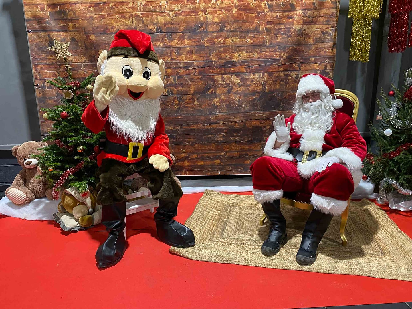 père noel et mascottes Arbre de Noel en entreprise